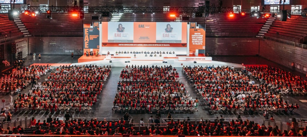 Charla ante 7.000 personas